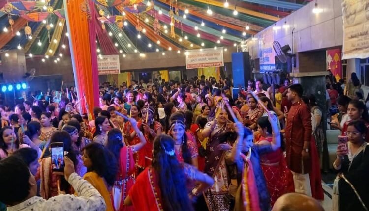 Ballabhgarh: The Vaishya community organized a grand Dandiya and Maha Aarti celebration on Maharaja Agrasen Jayanti and Navratri.