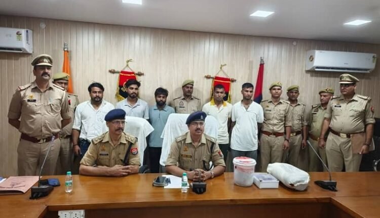 Big action by Amroha police: 6 smugglers including two policemen arrested, smack worth 40 lakhs recovered