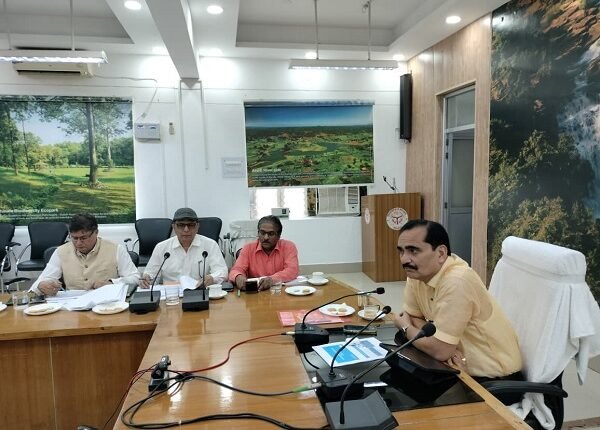 *Divisional Commissioner held a review meeting of the Health Department and inquired about the progress.