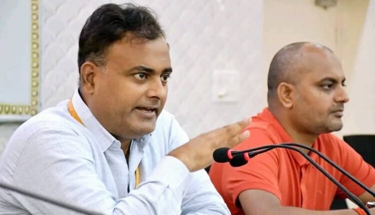 DM Mithilesh Mishra held a meeting with representatives of tribal villages of Lakhisarai.