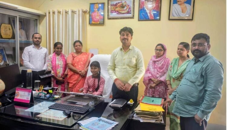 Sonbhadra: Student Dimple Chauhan gets the responsibility of BSA for a day