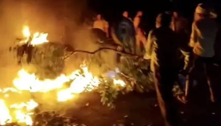 A tractor loaded with straw overturned, the driver died tragically due to the fire, three were injured.