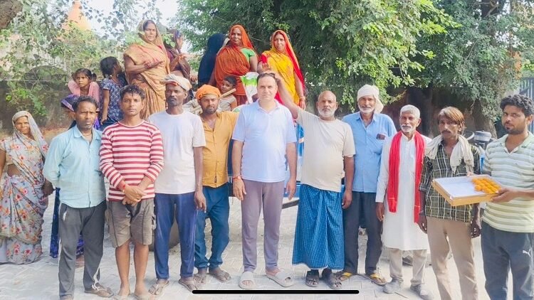 Set an example by helping the flood victims during the disaster - Sarpanch Surajpal and Bhura fulfilled their social duty