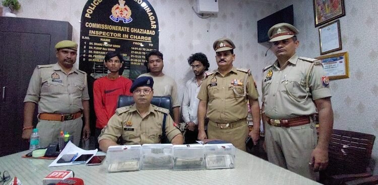 Ghaziabad's Modinagar police arrested three youths who blackmailed minor girls and snatched their jewellery and cash