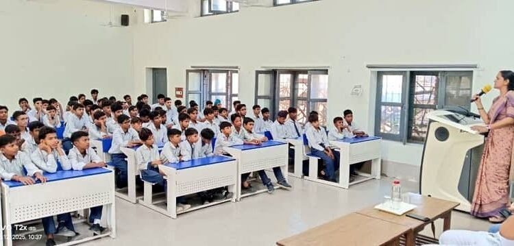 Nitasha Sihag administered the oath of de-addiction to the students
