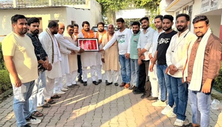 Congress state general secretary Omveer Yadav was accorded a warm welcome in Rampur, he said- the future of the country is safe in the hands of Congress