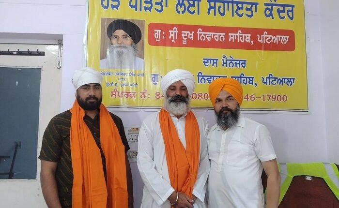 Sheoran Khap Chaudhary Baba Parmendra Arya reached to help the flood victims of Punjab, was honored by wearing a saropa at Dukh Nivaran Gurdwara Sahib