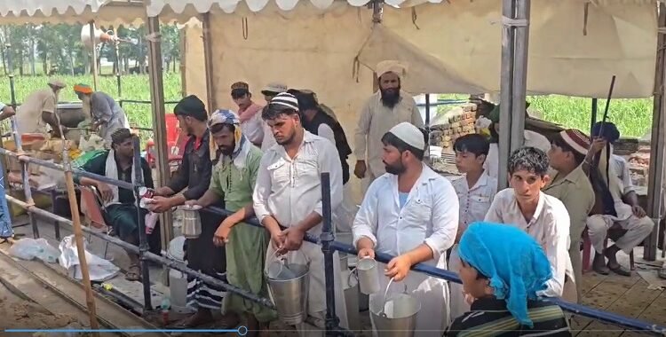 On the occasion of Prophet's birthday, Nisar and Mukhtar Ahmed from Jammu and Kashmir are serving the flood victims