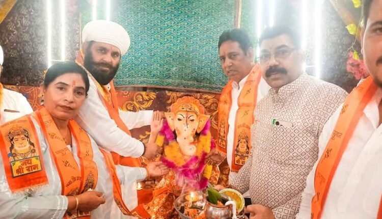 Artists from Vrindavan started the grand Shri Ramlila in Ellenabad.