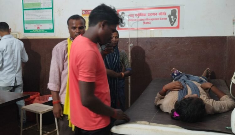 Sonbhadra: A teenage girl who went to graze goats was bitten by an unknown poisonous creature, treatment is underway.