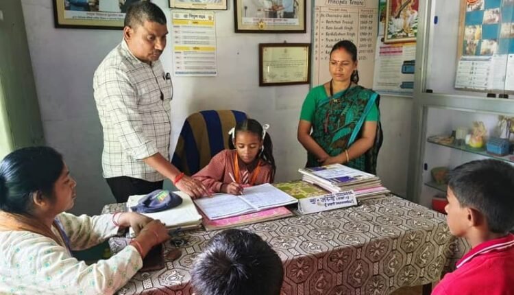 Sonbhadra: Ananya became the headmistress for a day, performing departmental duties.
