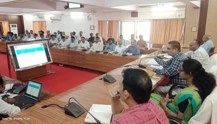 Sonbhadra: District Magistrate strict on negligence on IGRS portal, clarification and adverse entry sought from officials, warning to many