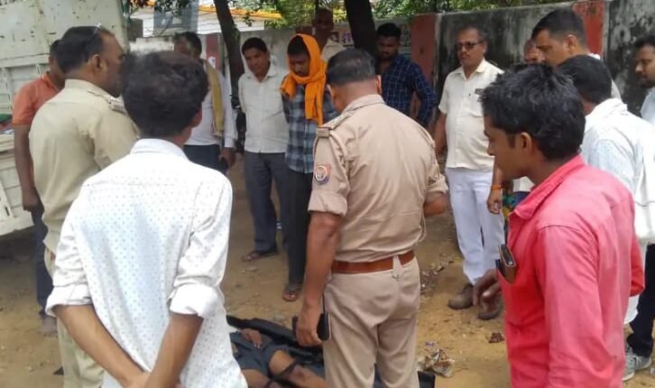 Sonbhadra: An old man died on the way to defecate, chaos in the family