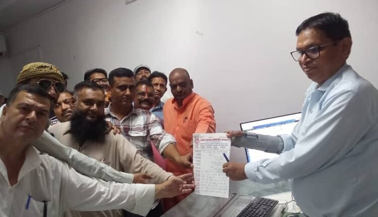 Rampur: A delegation of traders in Naveen Mandi protested against the Mandi Committee and promised to resolve their problems.