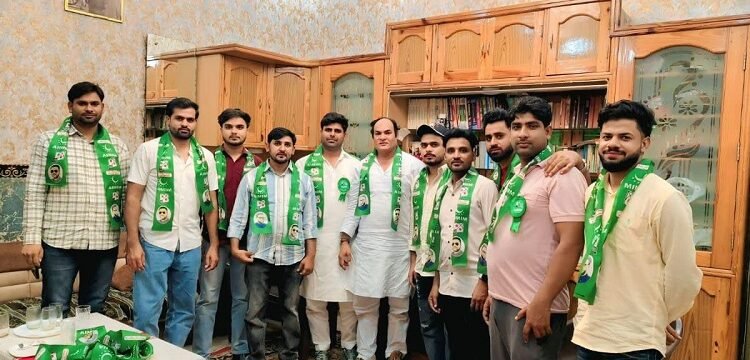 Rampur District President Fariduz Zafar Rahmani held a meeting in Chamraua, people joined AIMIM