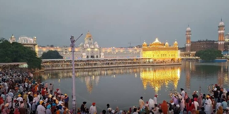 On Diwali, devotees bowed down at Sachkhand Sri Harmandir Sahib, took bath in the Guru's house and prayed for the welfare of all.