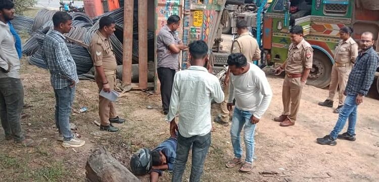 Sonbhadra: Two youths seriously injured after being hit by an uncontrolled tipper