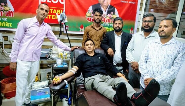 On Netaji's death anniversary, socialists showed their spirit of service by donating blood.