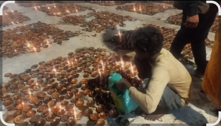 The darkness of reality under the shadow of the lamps of Ramrajya