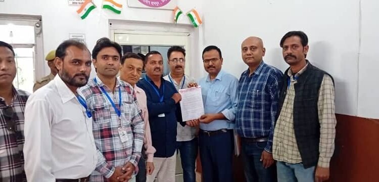 Rampur journalists angry over murder of journalist in Allahabad, submit memorandum to SDM