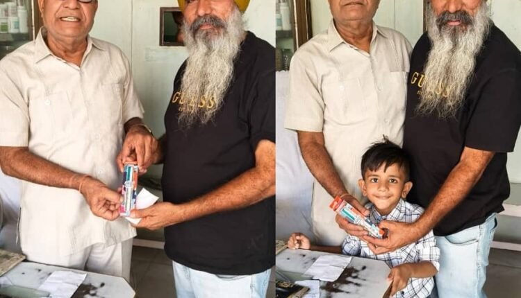 Revolutionary leader Jarnail Singh Brar presented a pen to senior journalist M.P. Bhargava as a Diwali gift.