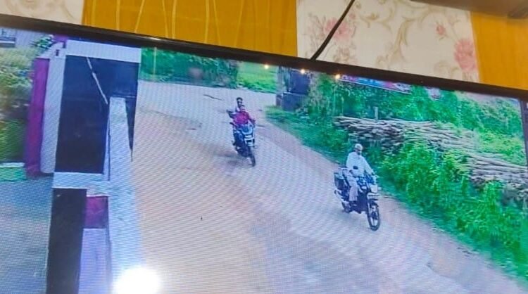 Scam in Sonbhadra on the pretext of cleaning jewelry: Thugs fled on a bike after taking jewelry worth two lakh rupees from a woman.