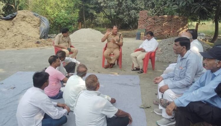 Mahant Vijay Giri Baba, appointed at the Budhe Baba Temple in Loha Patti, was removed from his post by the villagers in the presence of the administration.