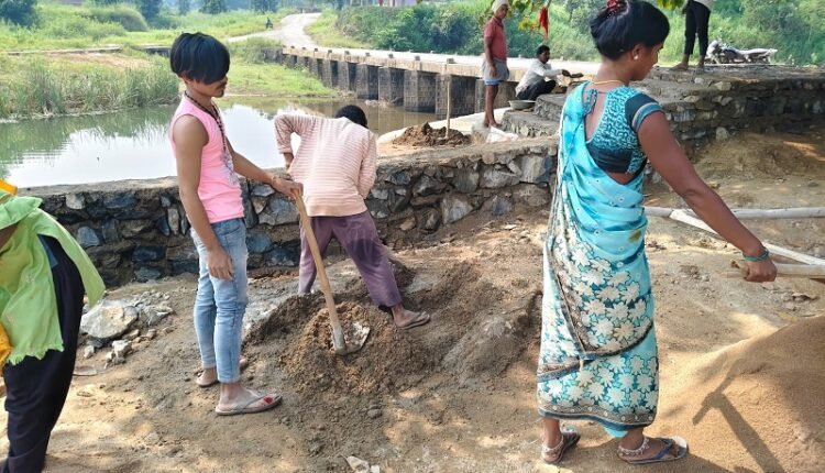 Sonbhadra: Sand mining between the pillars of the Ajir River bridge, Forest Department conducted inspection