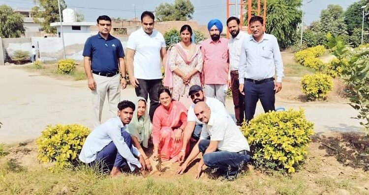 Nitasha Sihag administered the oath of drug de-addiction to the students in Poharka.