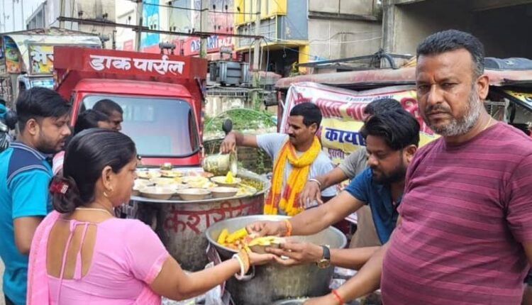 Mahaprasad was distributed after the immersion of the Bharat Mata statue installed by Amiya Bharat Mata Samiti.