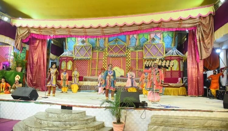 From Krishna-Sudama to Angad-Ravana dialogue, every scene captivated the audience. With lamps, hymns, and chants, Rampur became Ayodhya Dham.