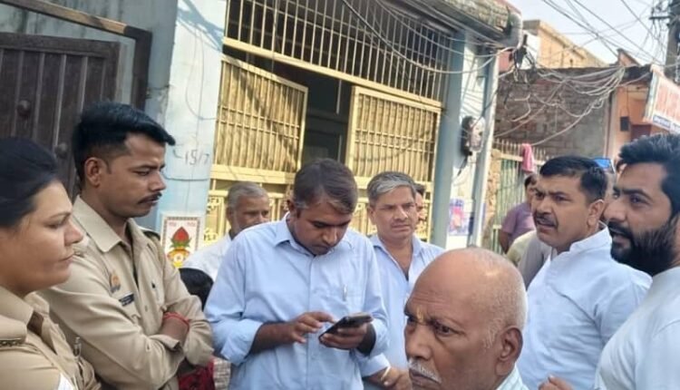 The electricity department team arriving to install smart meters on Sikri Road was met with protests; the police and team were forced to return after the uproar.