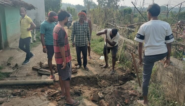 Sonbhadra: Villagers themselves filled the pit dug under the Namami Gange project.