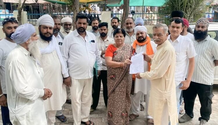 Tractor trolley and overloaded vehicles should be stopped by goods: Truck operators