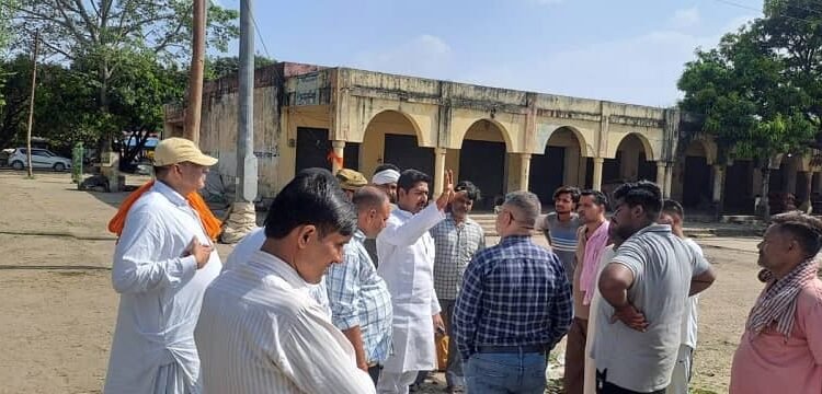 Rampur: Young National President of Vyapar Mandal Nitish Agarwal enraged over the mismanagement of Mandi Committee.