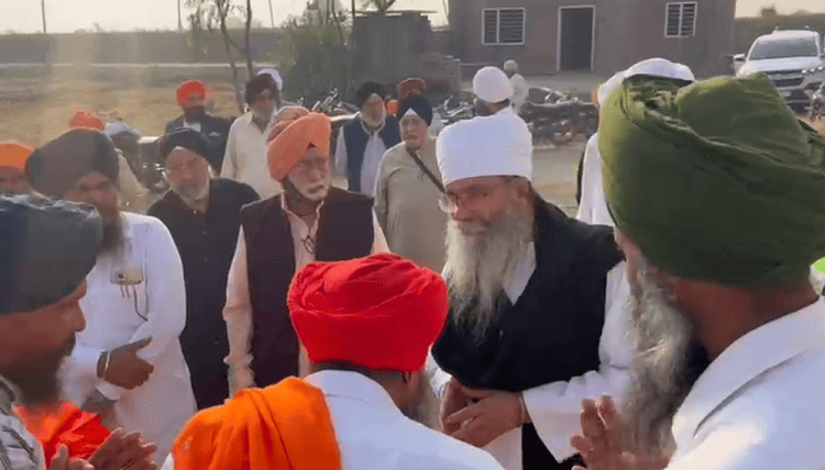 The Sangat of Mumbai resolved to serve the flood victims, inspired by the relief work of Kalgidhar Trust Baru Sahib.