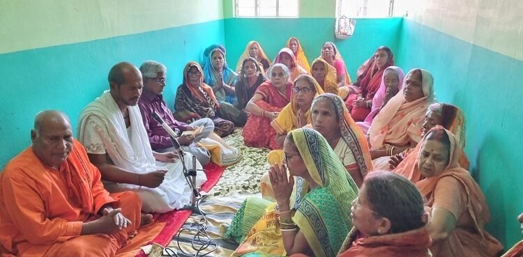 Organizing a grand satsang and bhandaara at the conclusion of the monthly satsang in Lakhisarai.