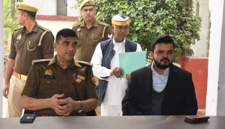 District Magistrate and Superintendent of Police Rampur listened to the problems of the public on Police Station Solution Day.