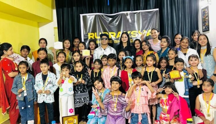 Noida Sector-49: Rudraksh Dance Academy (Sona Choudhary) organised a free dance showcase.