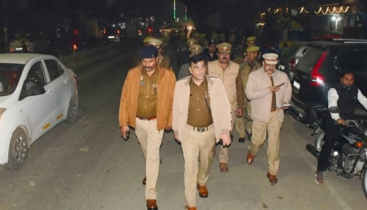 Rampur Superintendent of Police made a surprise inspection of Kemri police station and took out a foot patrol in the town.