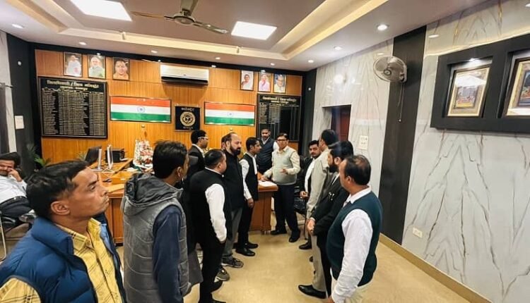 A memorandum addressed to the Chief Minister was handed over to the District Magistrate, and the demand for removal of the garbage dump located on Nainital Road intensified.