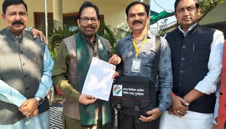 Former Union Minister Mukhtar Abbas Naqvi reached Rampur from Delhi and handed over the SIR form to the BLO.