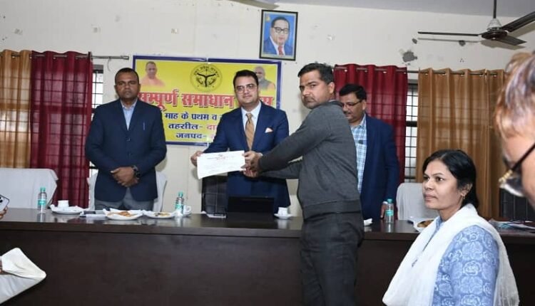 Badaun: Divisional Commissioner inspects SIR works, honours BLOs who performed excellent work