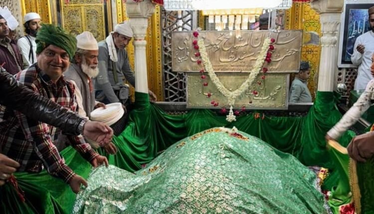 Congress Seva Dal State Secretary offered Chadar at Dargah Nizamuddin Auliya and prayed for peace in the country.