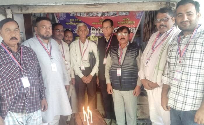 A heartfelt tribute was paid to the martyrs of the Delhi incident by lighting candles.