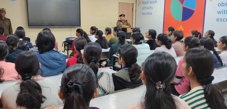 Lucknow: The women's police station in-charge provided detailed information about Dial 112 and women's safety to the students at Aakash Institute.