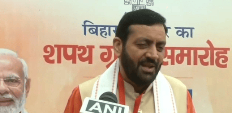 Haryana Chief Minister Nayab Singh Saini reached the swearing-in ceremony in Bihar and congratulated Nitish Kumar.