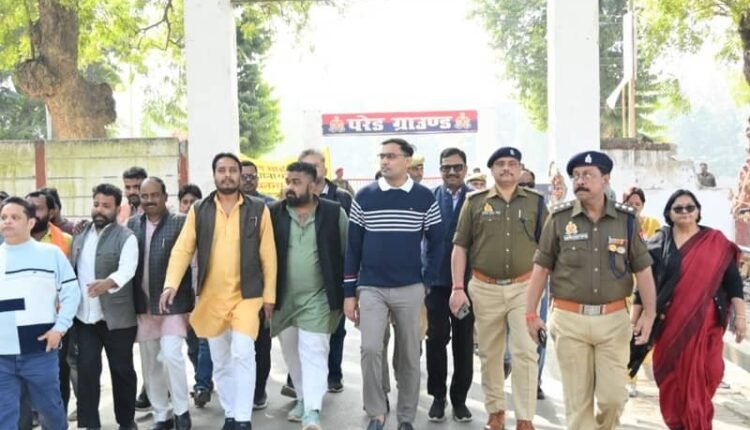 In Barabanki, the Superintendent of Police flagged off the traffic awareness rally.