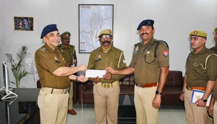 Rampur: Policemen honored for their excellent work in beat book inspection