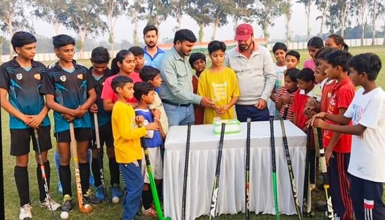 राष्ट्रीय खेल हॉकी के सौ सफल वर्ष पूरे होने पर खिलाड़ियों ने केक काटकर मनाया जश्न